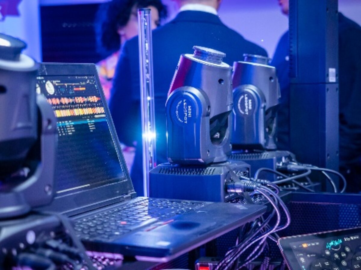 Sprzęt DJ na imprezie firmowej